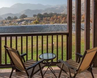 Western Holiday Lodge - Three Rivers - Balkon