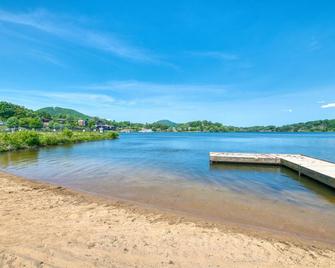 Dog-friendly condo with on-site golf and lakeside pool - 500 ft. from the lake - Lake Junaluska - Building