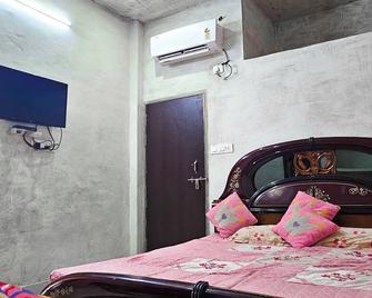 Arya Sadan Homestay - Mathura - Bedroom
