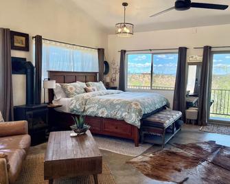 Eagles Nest Casita Luxury king memory foam bed feather pillows & duvet Amazing views, private balcony, Great location & Dog friendly - Prescott - Bedroom