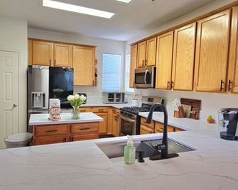 Family & kids Home for Non-Smoking guests - Elk Grove - Kitchen