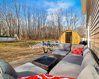 Charming Home with Hot Tub, Pool, & Outdoor Fun! - Blakeslee - Pátio
