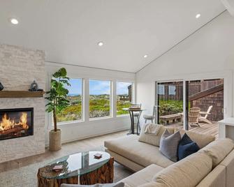 Newly remodeled luxury 2BR 2BA - Moss Landing - Living room