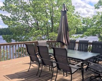 Secluded family cottage on Sparrow Lake, Muskoka - Severn Bridge - Balcón