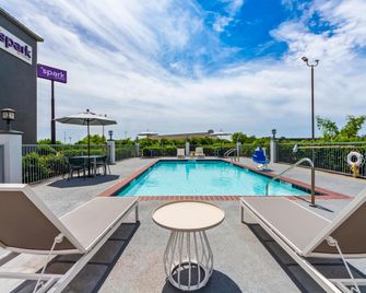 Spark by Hilton Terrell - Terrell - Pool