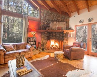 Rustic Beauty in the Canyon - Sedona - Living room