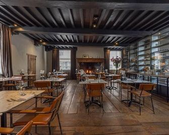 Relish Modern Comforts in Historic Grain Warehouse Near Plopsa Indoor - Coevorden - Restaurante