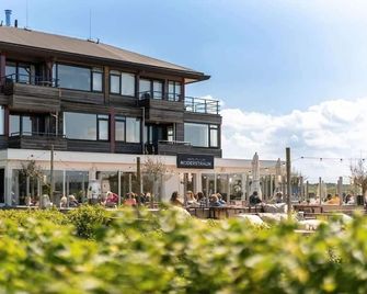 Sunny 4-person apartment 50 meters from the beach - Schiermonnikoog - Будівля