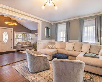 Luxurious downtown home w/ hot tub - Milford - Sala de estar