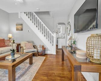 Beaver Street Retreat: Charming 2-bedroom townhome - North Wales - Living room