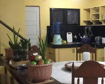 3 Bedroom house, 10mins to Malls & the city proper, located in a quiet subd. - Butuan - Restaurant