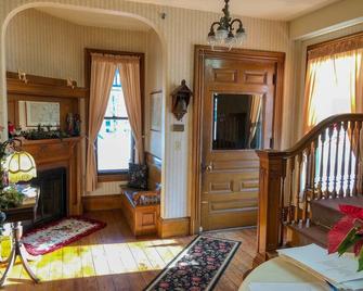 Grand Victorian Inn - Bethel