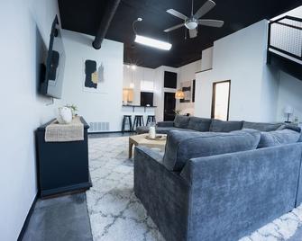 Casa De Flo - 3 Bd/3 Bath Spacious Condo - Norman - Living room