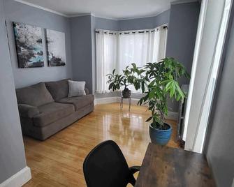 2 story cozy home. Walk to downtown Bangor and Brewer. Safe quiet neighborhood\n - Brewer - Living room