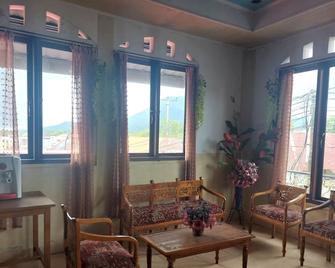 Spot On 92776 Panorama House - Tomohon - Living room