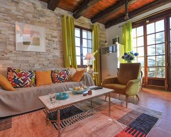 Lovely Home In Saint-Laurent-Du-Verdo With Wifi - Saint-Laurent-du-Verdon - Living room