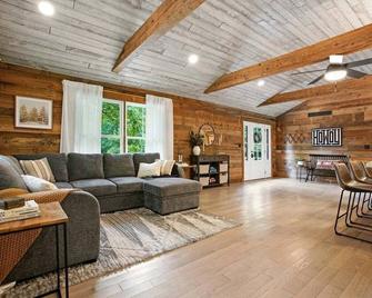 2-BR Cabin with Outdoor Dining - Reinholds - Sala de estar