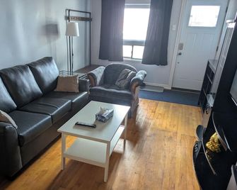 Warm & Inviting 2 Bedroom Stay - Timmins - Salon