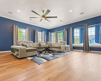 Modern 5 BR with Pool and Games - San Antonio - Soggiorno