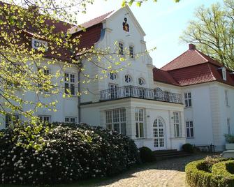 Sunny apartment with views of the castle park - Lützow - Edificio