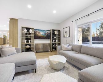 Entire Homeluxury Wellness Spamodern Touch - Edmonton - Wohnzimmer