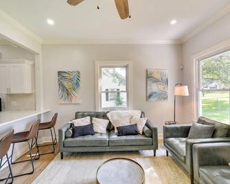 Updated Greenville Home with Backyard! - Greenville - Living room