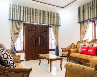 OYO 2169 Anugrah Bromo Homestay - Pasuruan - Huiskamer