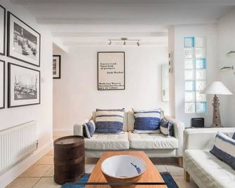 Number Six - in the heart of St Ives - with parking - St. Ives - Living room