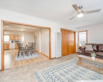 Cozy 1 Bed 1 Bath Home with Garage and Fenced Yard - Wichita - Living room