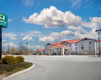 Quality Inn & Suites Monterey I-40 - Monterey - Edificio
