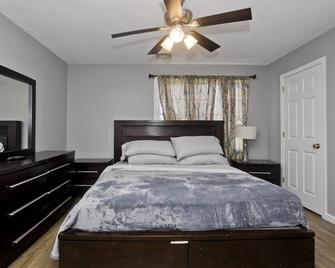 Cozy 3-bedroom Duplex1 with WiFi, AC in peaceful Springfield - Springfield - Bedroom
