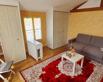 Studio near Saint Quentin en Yvelines, Versailles and Paris - Trappes - Sala de estar