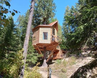Romantic Treehouse Getaway with Peaceful Mountain Views! - Newport