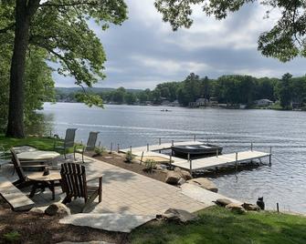 Direct Waterfront Lake House, Stunning Views Sleeps 8 On A Private Peninsula! - Sturbridge - Binnenhof