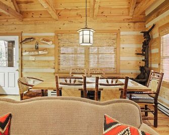 Rainbow's End-Log Cabin, Pet friendly, Ponds, Fireplace, Close to Attractions - Seven Devils - Dining room
