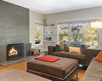 Sunny Day on Taunton Lake: Exclusive Lakefront Retreat with Pool, Hot Tub, Gym and Stunning Views - Newtown - Living room