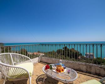 Room in independent villa overlooking the sea 3 km from Vasto Marina - Vasto - Balkon