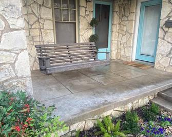 Classic Updated UT/Hancock Home - Minutes from Campus & Downtown - Austin