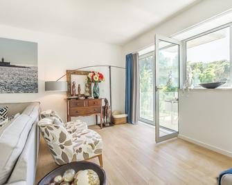 Luxury Beach Experience in Lisbon - Oeiras - Living room