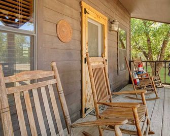 Double U Barr Ranch Texan Cabin - Bandera - Patio
