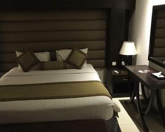 Hotel The Jeevens - Siālkot - Bedroom