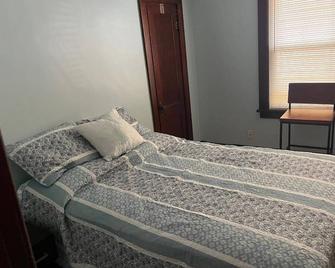 Charming 3-BR home on a cobblestone street near the Lake Michigan lakefront. - Whiting - Bedroom