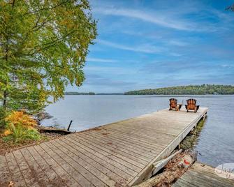 Hidden island gem on Lake Joe! Cozy and rustic 3bdrm with 500' of shoreline! - Mactier