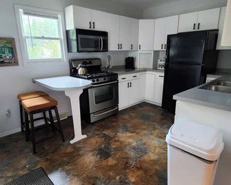 Family Waterfront Villa - Ortonville - Kitchen