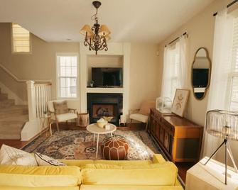 Upscale Cottage in the Heart of Downtown/ Walking Distance from the Yatch Club - Jacksonville - Living room