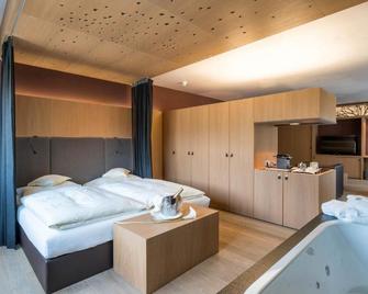 Hotel Hell - אורטיסיי - חדר שינה