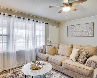 Andover Bungalow - Sleeps 6 - Andover - Living room