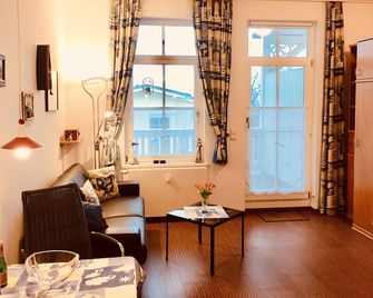 Apartment by the beach in a landmarked villa - Göhren - Wohnzimmer