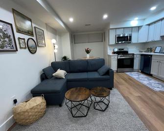 Coze & Stylish Basement Retreat - Washington, D.C. - Wohnzimmer