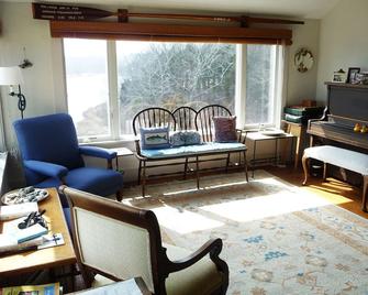 'Little Neck' ~ Where The Slocum River Meets Buzzards Bay ~ 7 Acres! - Dartmouth - Living room